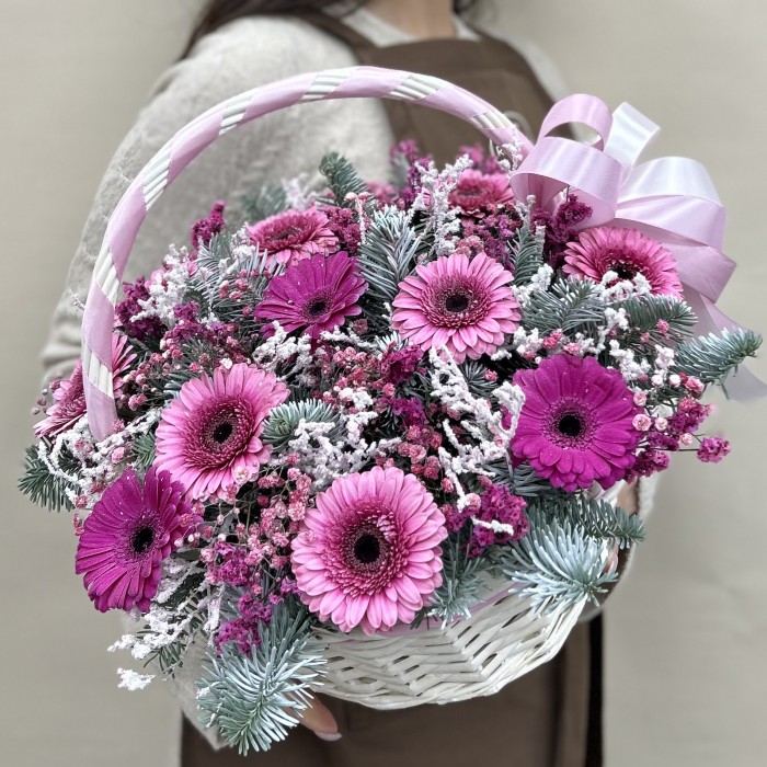 Сборная корзина с розовыми герберами