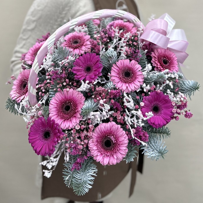 Сборная корзина с розовыми герберами