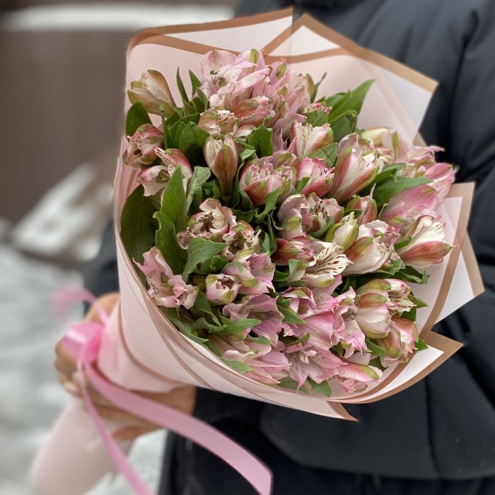 11 розовых альстромерий
