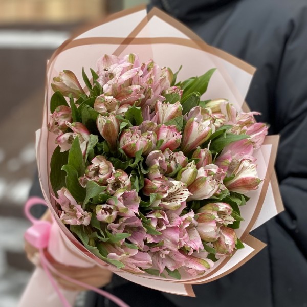 11 розовых альстромерий