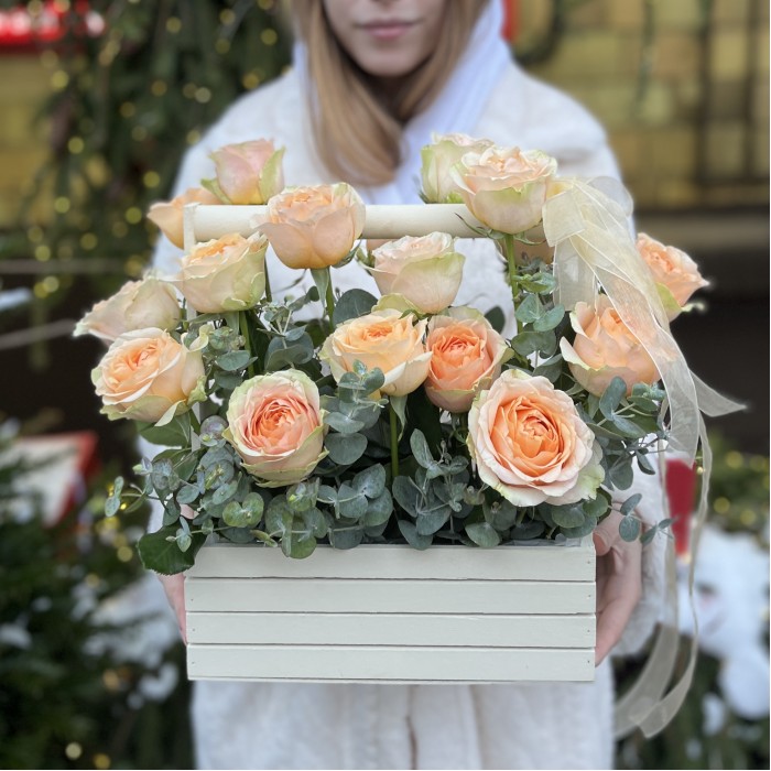 17 кремовых пионовидных роз Гравити в ящике