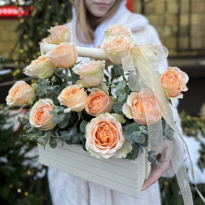 17 кремовых пионовидных роз Гравити в ящике