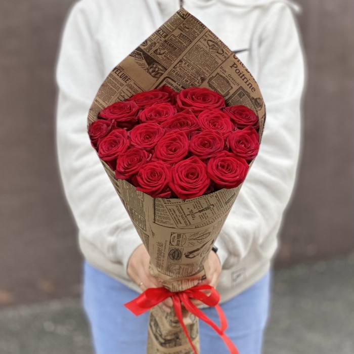 17 красных роз 60 см