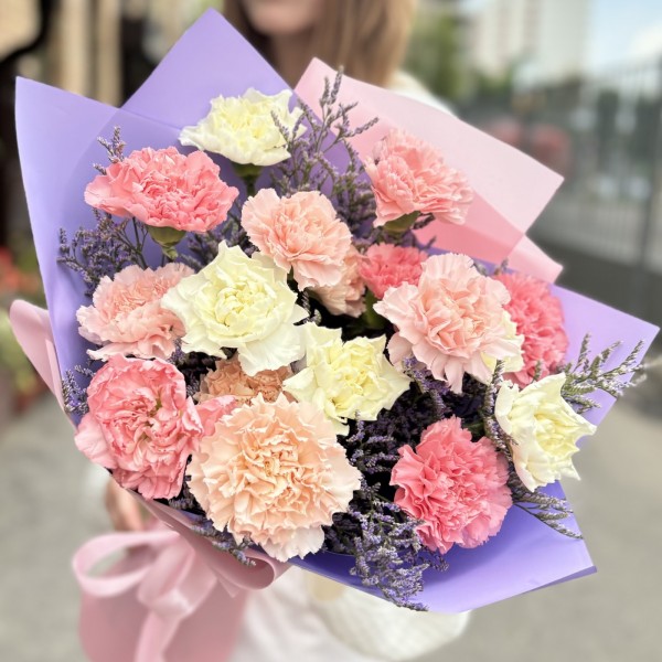 17 нежных гвоздик с лимониумом