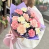 17 нежных гвоздик с лимониумом