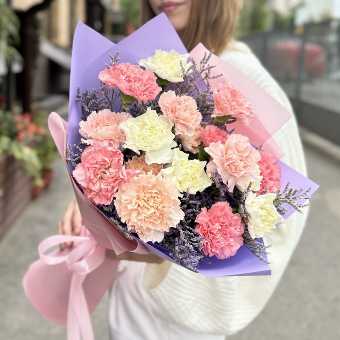 17 нежных гвоздик с лимониумом