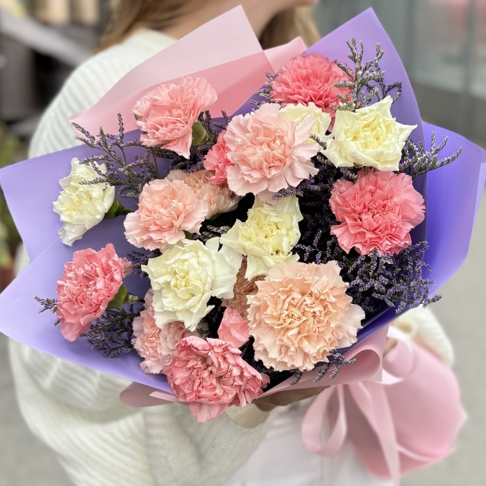 17 нежных гвоздик с лимониумом