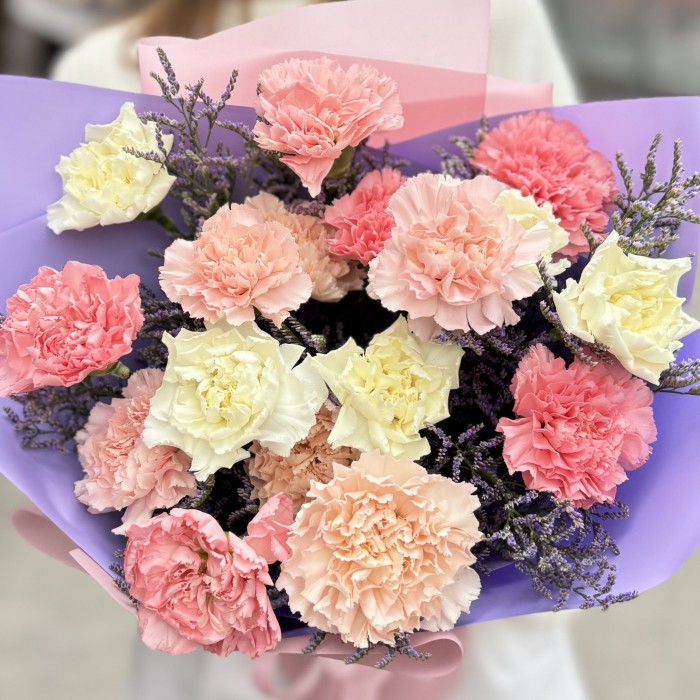 17 нежных гвоздик с лимониумом