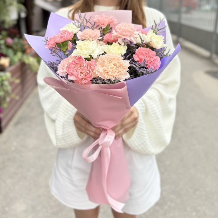 17 нежных гвоздик с лимониумом