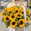 17 подсолнухов с гиперикумом в корзине