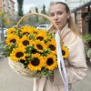 17 подсолнухов с гиперикумом в корзине