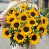 17 подсолнухов с гиперикумом в корзине