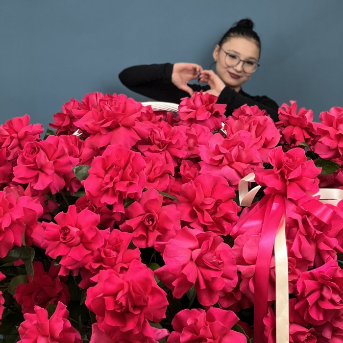 151 малиновая французская Роза  Пинк Флойд в корзине