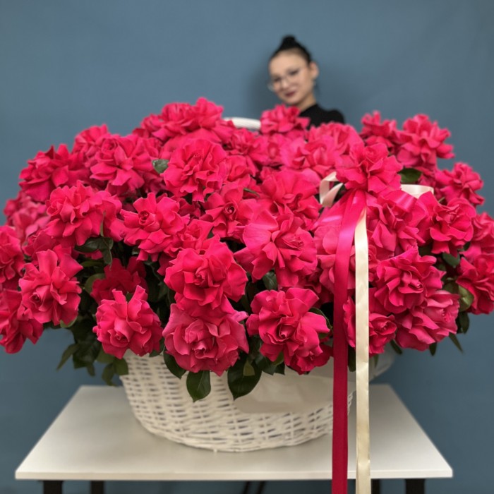 151 малиновая французская Роза  Пинк Флойд в корзине