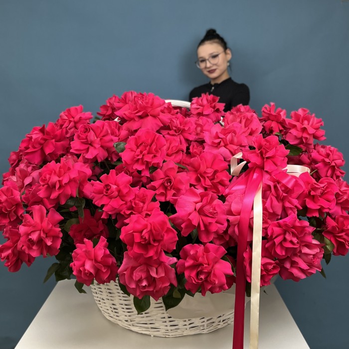 151 малиновая французская Роза  Пинк Флойд в корзине