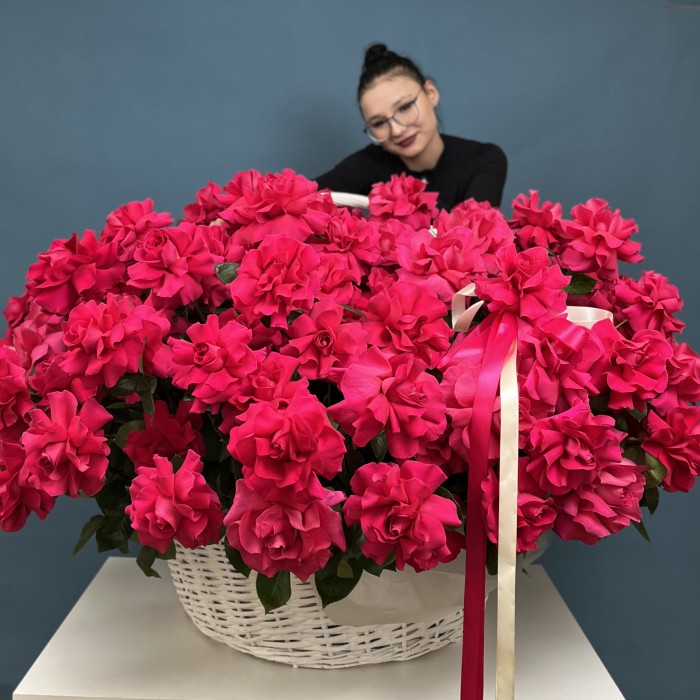 151 малиновая французская Роза  Пинк Флойд в корзине