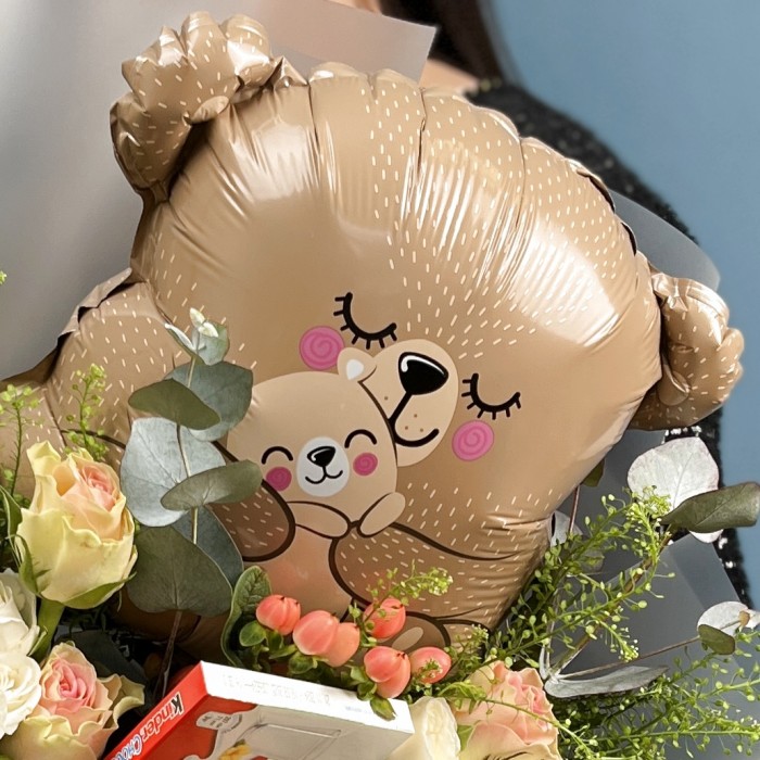 Мишка сладкоежка с розами и шоколадом