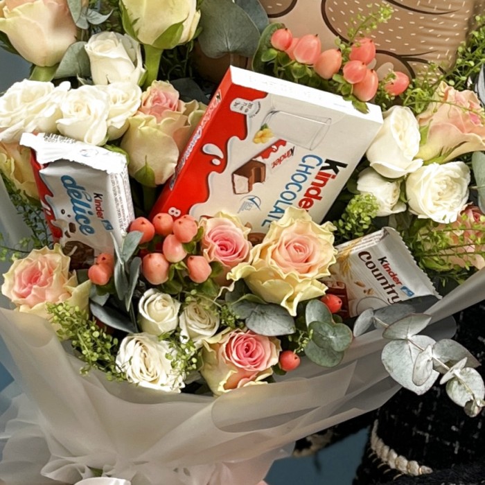 Мишка сладкоежка с розами и шоколадом