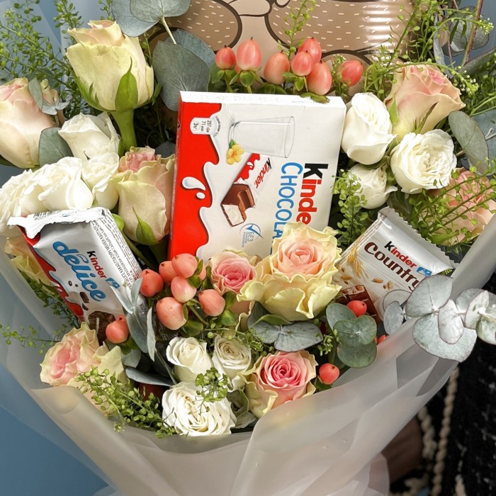 Мишка сладкоежка с розами и шоколадом