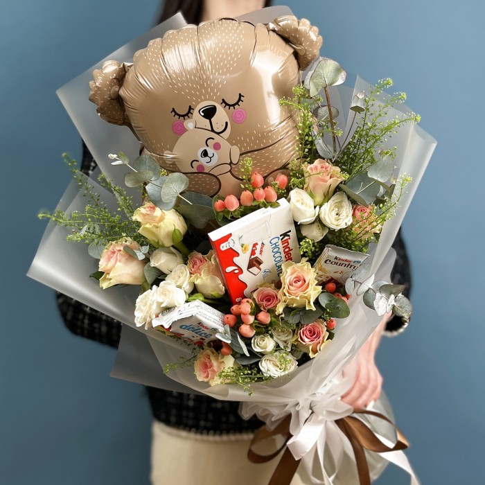 Мишка сладкоежка с розами и шоколадом