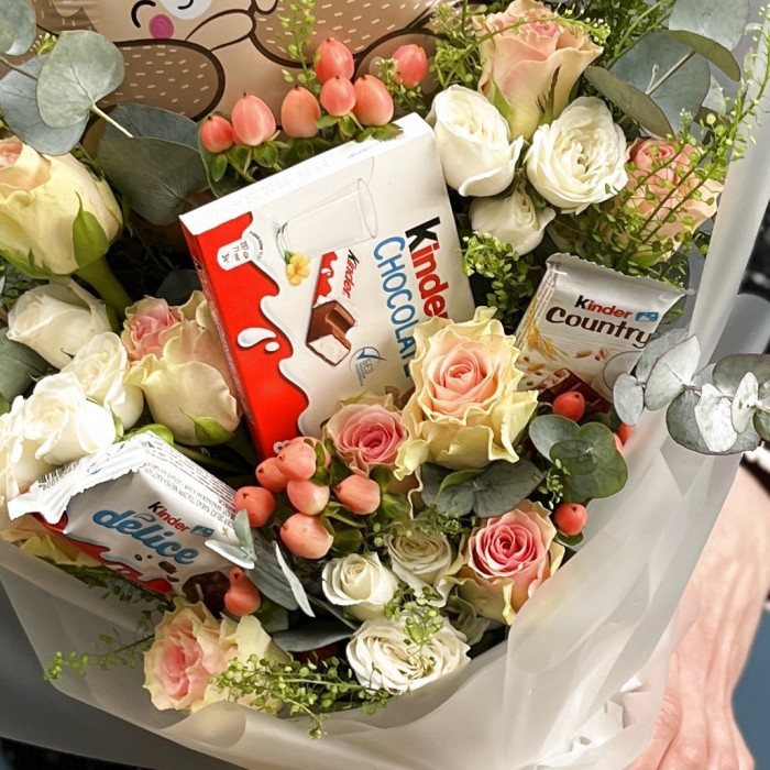 Мишка сладкоежка с розами и шоколадом