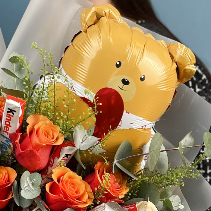 Влюбленный мишка с розами и шоколадом