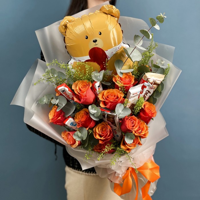 Влюбленный мишка с розами и шоколадом