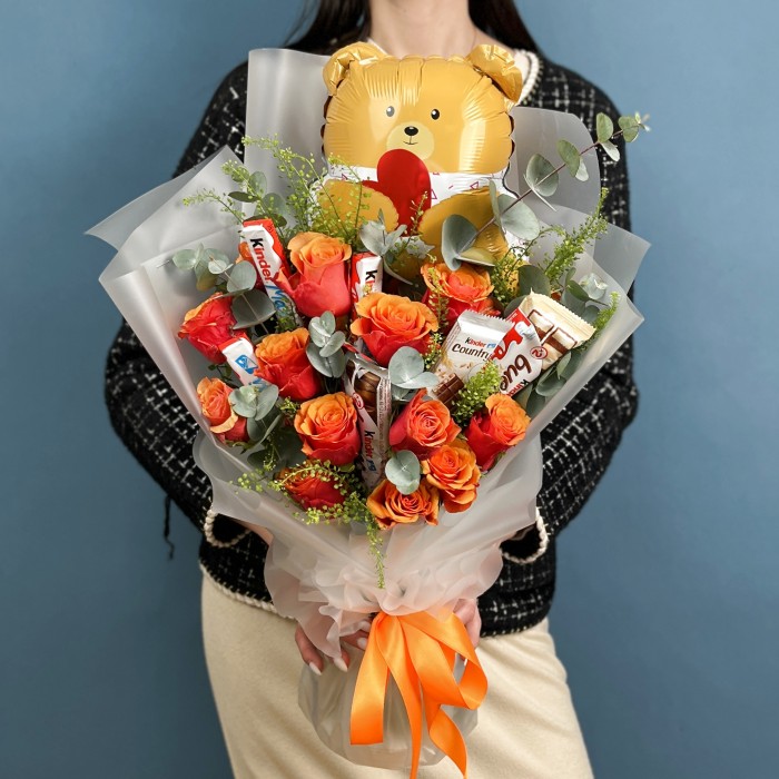 Влюбленный мишка с розами и шоколадом