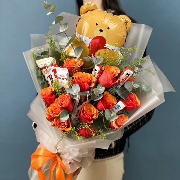 Влюбленный мишка с розами и шоколадом