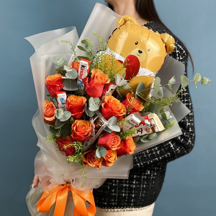 Влюбленный мишка с розами и шоколадом