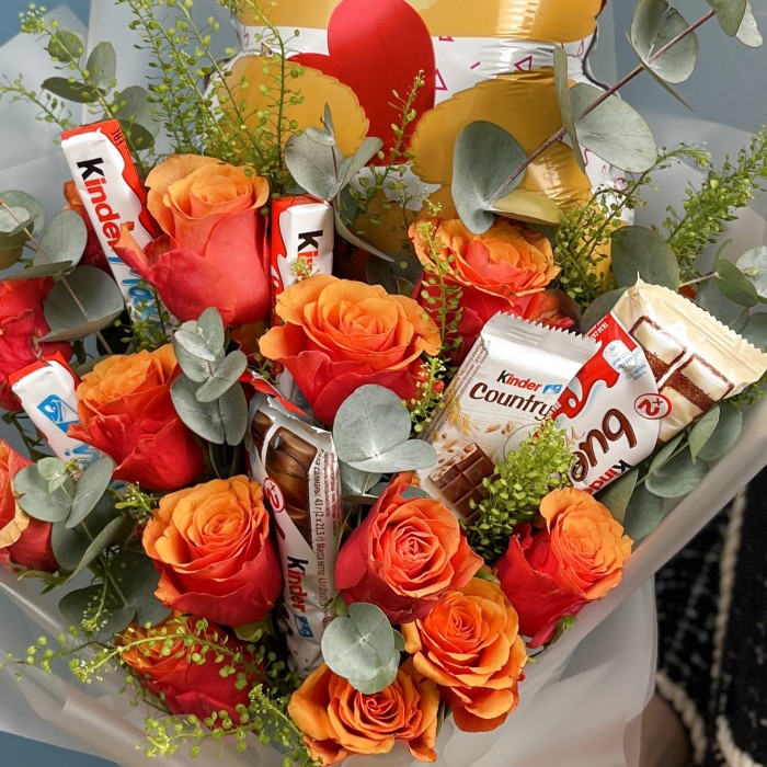 Влюбленный мишка с розами и шоколадом