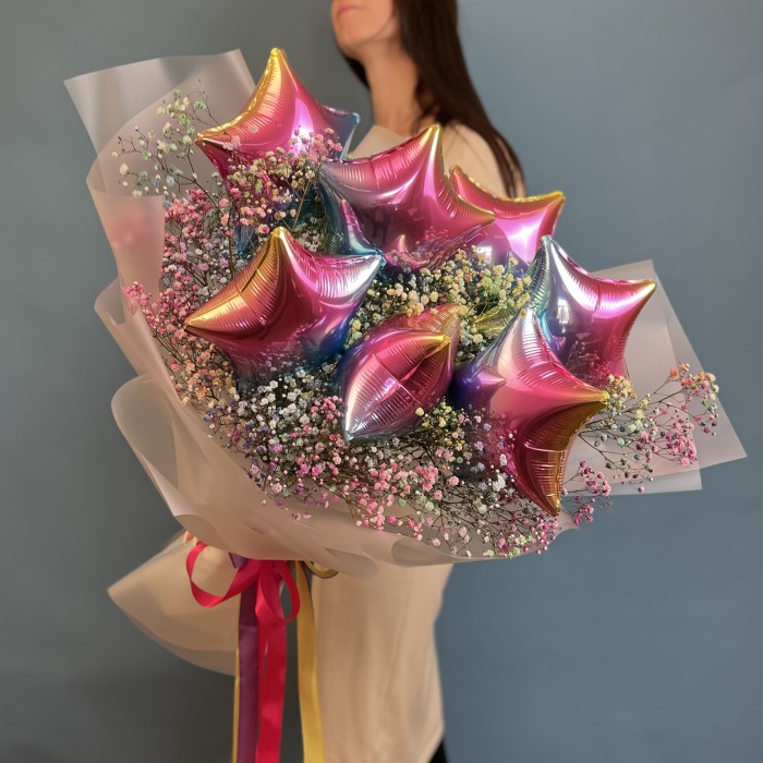 Букет с радужной гипсофилой и шариками