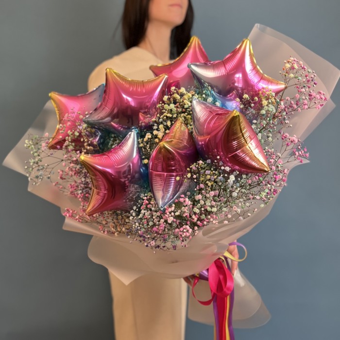 Букет с радужной гипсофилой и шариками