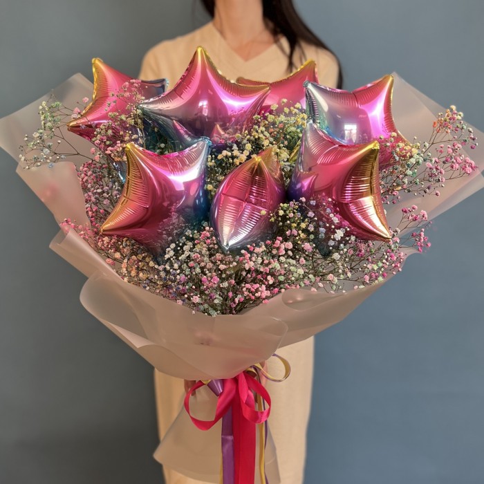 Букет с радужной гипсофилой и шариками