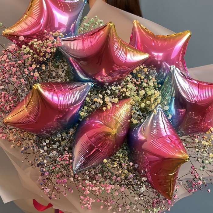 Букет с радужной гипсофилой и шариками