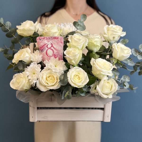 Композиция 8 марта Белые розы с предсказанием