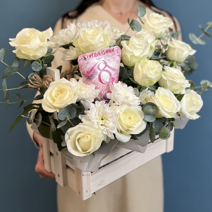 Композиция 8 марта Белые розы с предсказанием