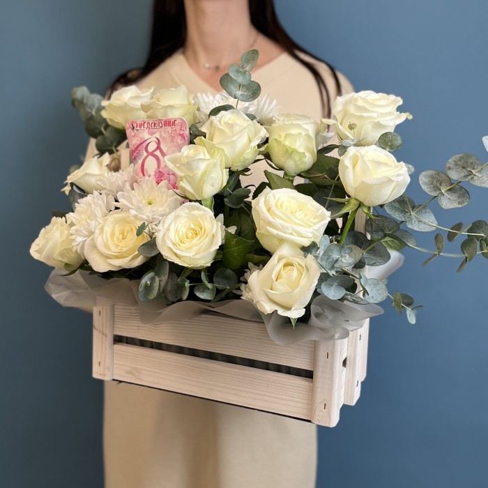 Композиция 8 марта Белые розы с предсказанием