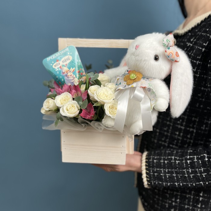 Композиция Зайчик с цветами в деревянном кашпо