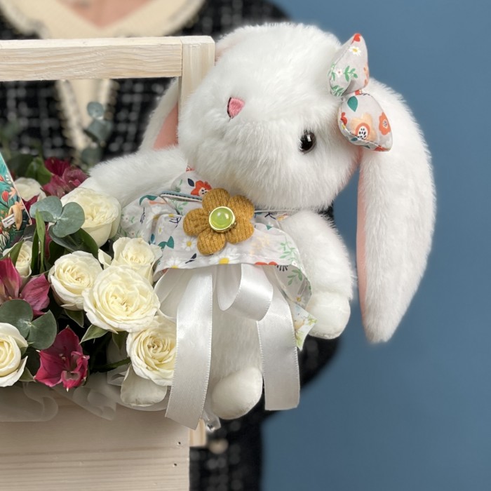 Композиция Зайчик с цветами в деревянном кашпо