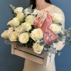 Композиция из белых роз с 8 марта Мама