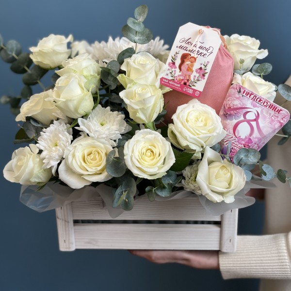 Композиция из белых роз с 8 марта Мама