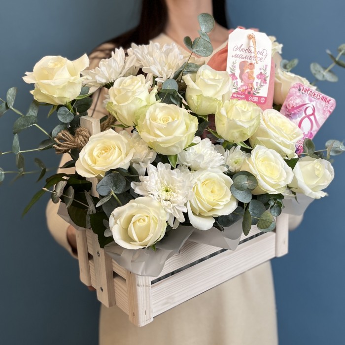 Композиция из белых роз с 8 марта Мама