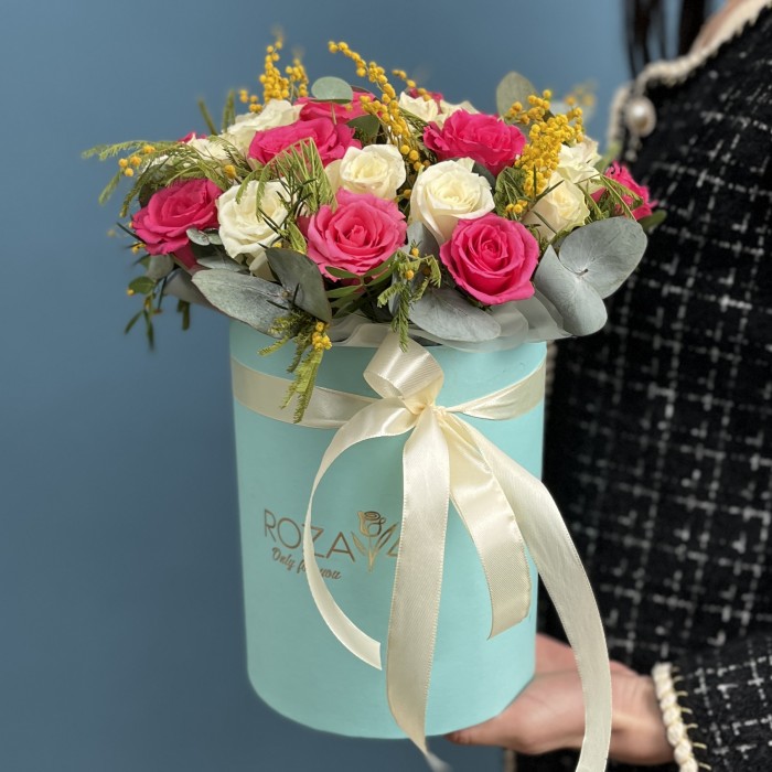 Композиция из роз и мимозы Весна