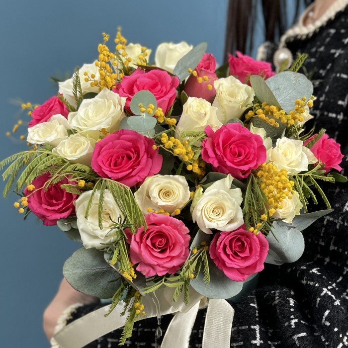 Композиция из роз и мимозы Весна