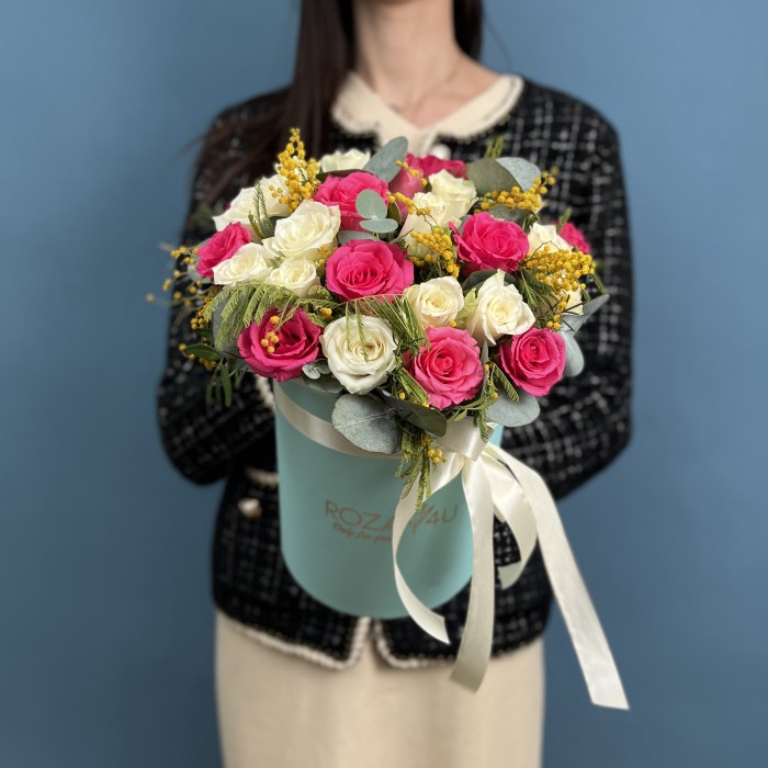 Композиция из роз и мимозы Весна