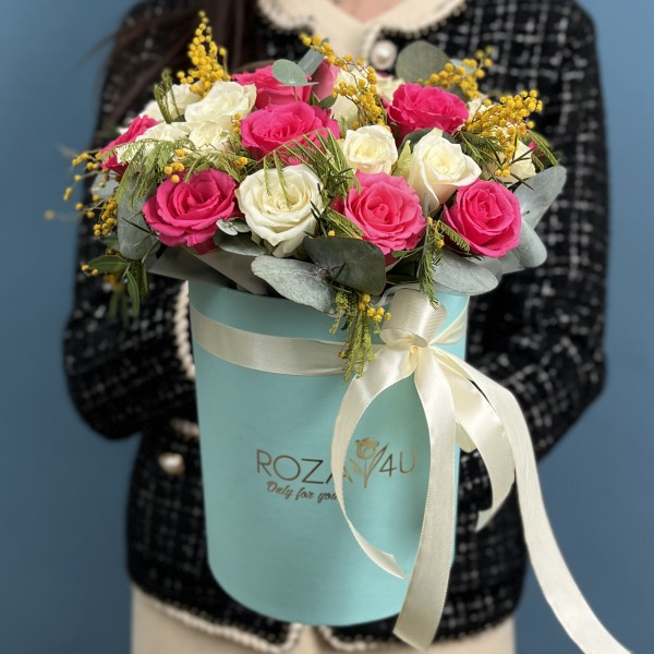 Композиция из роз и мимозы Весна