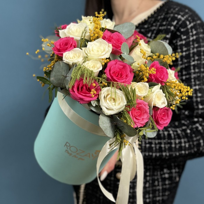 Композиция из роз и мимозы Весна