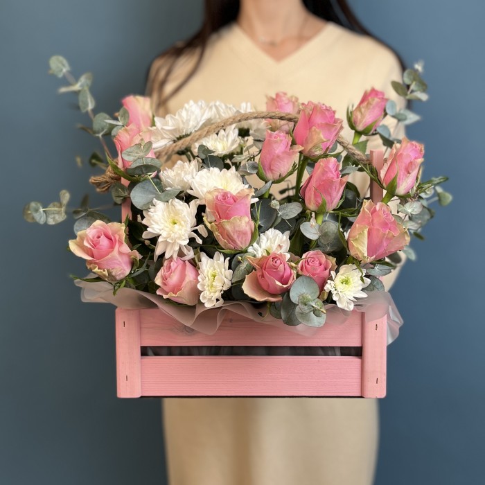 Композиция из розовых роз с хризантемой