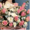 Композиция из розовых роз с хризантемой